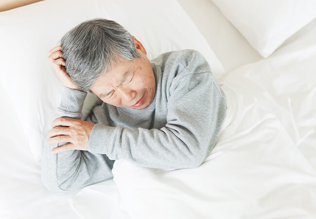 睡眠障害に悩む男性